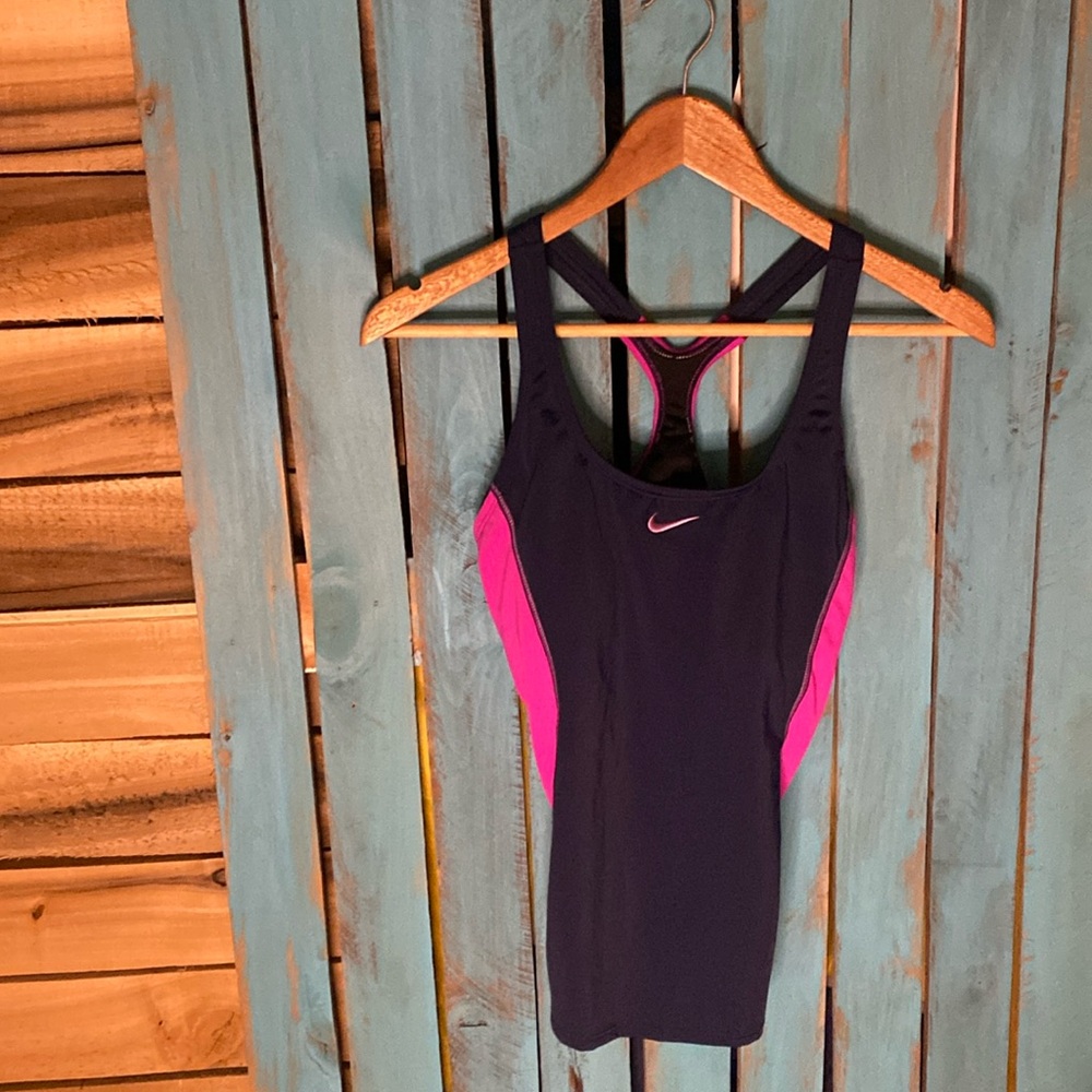 NWT Nike padded sports bra tank size medium navy pink